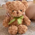 Gedetailleerd overzicht van schattige bruine pluche berenknuffel met zachte krullende stof. - Bruin