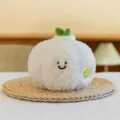 Primer plano del tierno juguete de peluche vegetal blanco con cara sonriente y hojas verdes. - Ajo 13*14 cm
