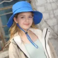 Blauer Outdoor-Sonnenhut mit verstellbarem Kordelzug und atmungsaktiver breiter Krempe. - Königsblau