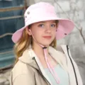 Rosa Outdoor Sonnenhut mit breiter Krempe und verstellbarem Kordelzug atmungsaktiver UV Schutz - Babyrosa