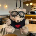 Llavero de oso de peluche lindo con gafas de piloto y suéter de corazón rojo colgante bolso. - Oso Pardo (Ropa Negra Corazón Rojo) / 12cm