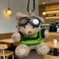 Lindo llavero de peluche de oso con gafas de piloto y suéter, colgante de bolsa moderno. - Oso Pardo (Negro Verde) / 12cm
