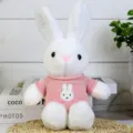 Lindo conejo de peluche con jersey rosa de punto, regalo suave ideal para niños. - Conejo blanco con ropa rosa / 30cm
