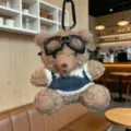 Lindo llavero de oso de peluche con gafas de aviador y suéter tejido, gran dije de bolso. - Oso Pardo (Blanco Azul) / 12cm