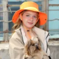 Atmungsaktiver klappbarer Sommer-Sonnenhut in Orange mit breiter Krempe und Windseil. - Sicherheitsorange