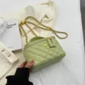 Borsa a tracolla trapuntata verde, elegante borsa beauty con dettagli dorati e decorazione floreale. - Taglia L / Verde Grande