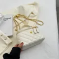 Borsa a tracolla trapuntata bianca da donna, elegante borsetta a catena con dettagli dorati. - Taglia L / Bianco Riso Grande