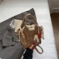 Πλεκτό τσαντάκι bucket για γυναίκες, κομψή καφέ δερμάτινη τσάντα χιαστί με χαριτωμένο charm. - Με Μενταγιόν / Χακί