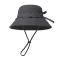 Sombrero de pescador gris oscuro con lazo y cordón ajustable. Elegante protección solar. - Talla única / Negro