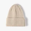 Gorro de punto acanalado en color beige, gorro de invierno cálido y cómodo, gorro liso clásico. - Beige