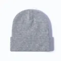 Clásico gorro de punto de invierno gris, gorro cálido de acrílico para hombres y mujeres. - Talla única / Gris claro