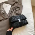 Sac à bandoulière matelassé noir avec chaîne, élégant sac fourre-tout tendance pour femme chic. - Noir