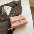 Élégant sac à bandoulière matelassé rose pour femme, sac porté épaule chic et polyvalent. - Rose