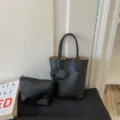 Ensemble de sac seau noir en similicuir avec petite pochette et charmant pendentif éléphant. - Noir