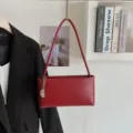Κόκκινη μινιμαλιστική τσάντα ώμου baguette για γυναίκες, ρετρό δερμάτινη κομψή τσάντα - Με Κρεμαστό / Κόκκινο