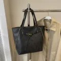 Elegante borsa tote nera da donna in vera pelle con cerniere laterali e fibbie metalliche. - Nero