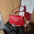 Κόκκινη τσάντα ώμου με κέντημα πεταλούδας κομψή τσάντα μασχάλης γυναίκα καλοκαίρι PU - Με Κρεμαστό / Κόκκινο