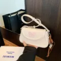 Sac à bandoulière blanc élégant pour femme avec broderie papillon rose et design chic. - Avec Pendentif / Blanc