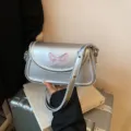 Sac axillaire métallique argenté avec broderie de papillon rose, sac bandoulière élégant. - Sans pendentif / Argent