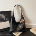Sac à épaule noir décontracté en cuir avec charm cheval, grand sac cabas fourre-tout élégant. - Noir Avec Pendentif
