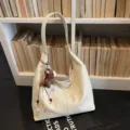 Grand sac à épaule décontracté en cuir blanc cassé pour femme avec charmant cheval peluche. - Blanc Cassé (Avec Pendentif)