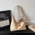 Sac à épaule beige souple et élégant avec charm cheval en peluche pour femme au quotidien. - Khaki (Avec Charme)