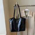 Μαύρη γυναικεία τσάντα ώμου από λουστρίνι, μεγάλη κομψή τσάντα shopper για καθημερινή χρήση. - Χωρίς μενταγιόν / Μαύρο