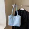 Γαλάζια δερμάτινη τσάντα tote για γυναίκες, μεγάλη τσάντα ώμου για καθημερινή χρήση. - Χωρίς μενταγιόν / Μπλε