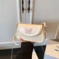 Sac porté épaule crème chic avec broderie papillon rose, sac tendance en cuir synthétique. - Sans pendentif / Blanc