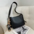 Bolso de hombro de cuero PU negro para mujer, elegante bolso saco hobo con lindo dije de conejo. - Con Colgante / Negro