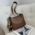 Bolso bandolera retro de cuero marrón con correa ancha y bonito colgante de conejo para mujer. - Con Colgante / Marrón