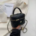 Schwarze gesteppte Mini Kosmetiktasche mit Goldkette, schicke Leder Umhängetasche Damen. - L / Schwarz
