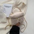 Mini beige gesteppte Box Handtasche mit Goldkettenriemen, schicke Umhängetasche für Damen. - L / Gebrochenes Weiß