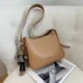 Bolso de hombro caqui para mujer, bolso hobo cruzado de correa ancha con colgante de conejo de peluche. - Con Colgante / Caqui