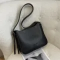 Elegante bolso de cubo bandolera de cuero negro para mujer, bolso retro de correa ancha. - Sin colgante / Negro