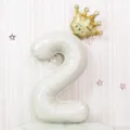 32 Zoll cremeweiße Zahlen 2 Folienballon mit Goldkrone für Geburtstag Party Deko. - Zahl 2