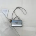 Ασημένια μεταλλική τσάντα χιαστί γυναικεία με χερούλι και χνουδωτό κρεμαστό - Με Μενταγιόν / Ασημί