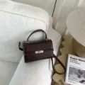 Κομψή καφέ δομημένη τσάντα χειρός από λουστρίνι με μεταλλικό κούμπωμα και λουρί. - Χωρίς μενταγιόν / Καφετί