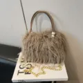 Koμψή τσάντα χιαστί από λούτρινο υλικό για γυναίκες με κομψή λαβή πέρλας και μοντέρνα υφή. - Καφέ