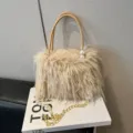 Damen Kunstfell Plüsch Handtasche, winterliche flauschige Umhängetasche mit Perlenkette. - Khaki
