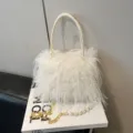 Schicke weiße flauschige Plüsch Handtasche mit Perlenhenkel und edlem Kettenriemen. - Weiß