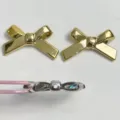 Gold- und silberfarbene Schleifen UV-beschichtete DIY Perlen Detailansicht mit geradem Loch. - Gold