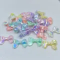 Nahaufnahmen von irisierenden Acryl-Schleifenperlen in Pastell-Macaron-Farben für DIY. - 24*32mm / Mehrfarbig
