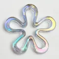 Nahaufnahme des schillernden hohlen Blumenperlen-Anhängers, ideal für DIY-Bastelarbeiten. - Grau