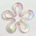 Nahaufnahme des irisierenden Blumenperlenanhängers, holografisches UV-beschichtetes Acryl-DIY. - Rosa