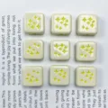 Acryl Quadrat Perlen mit bemaltem gelbem Kreuz Stern für DIY Schmuck Herstellung Handyketten - 2# Lackiertes Cremeweiß