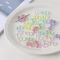 Primer plano detallado de cuentas de lazo acrílicas iridiscentes coloridas para pulseras DIY. - 14.5x27.5mm (Orificio 3.5mm) / Colores Mezclados al Azar