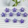 Nahaufnahme von glänzenden lila Stern Acrylperlen, ideal für DIY Schmuckbasteln. - Lila