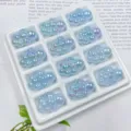 Detailaufnahme glänzender irisierender Acrylperlen in Wolkenform für DIY-Bastelarbeiten. - 4# Blau