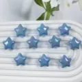 Nahaufnahme Detail von glänzenden irisierenden blauen Sternperlen auf weißem Tablett. - 4# Blau